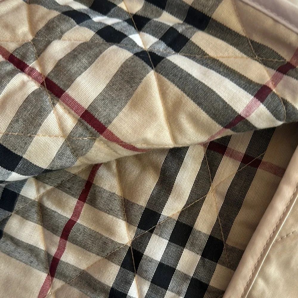 Burberry Cream Quilted Puffer Jacket with Pointed Collar - Picture 3 of 7